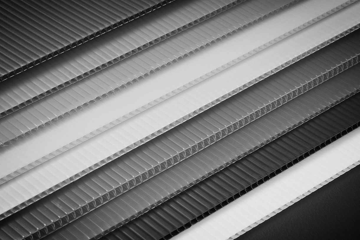 Close-up of the layered structure of corrugated plastic